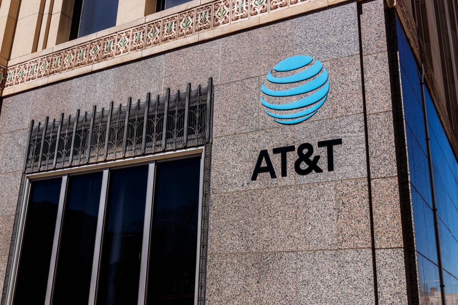 Crypto-exec’s-$1.8m-sim-swap-lawsuit-has-‘critical-holes,’-says-at&t