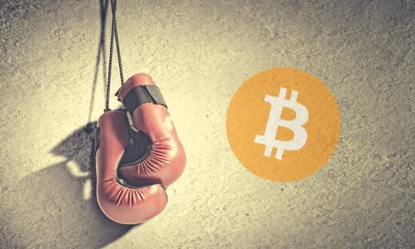 Bitcoin-continues-to-fight-for-$9,000-as-altcoins-recover-slightly