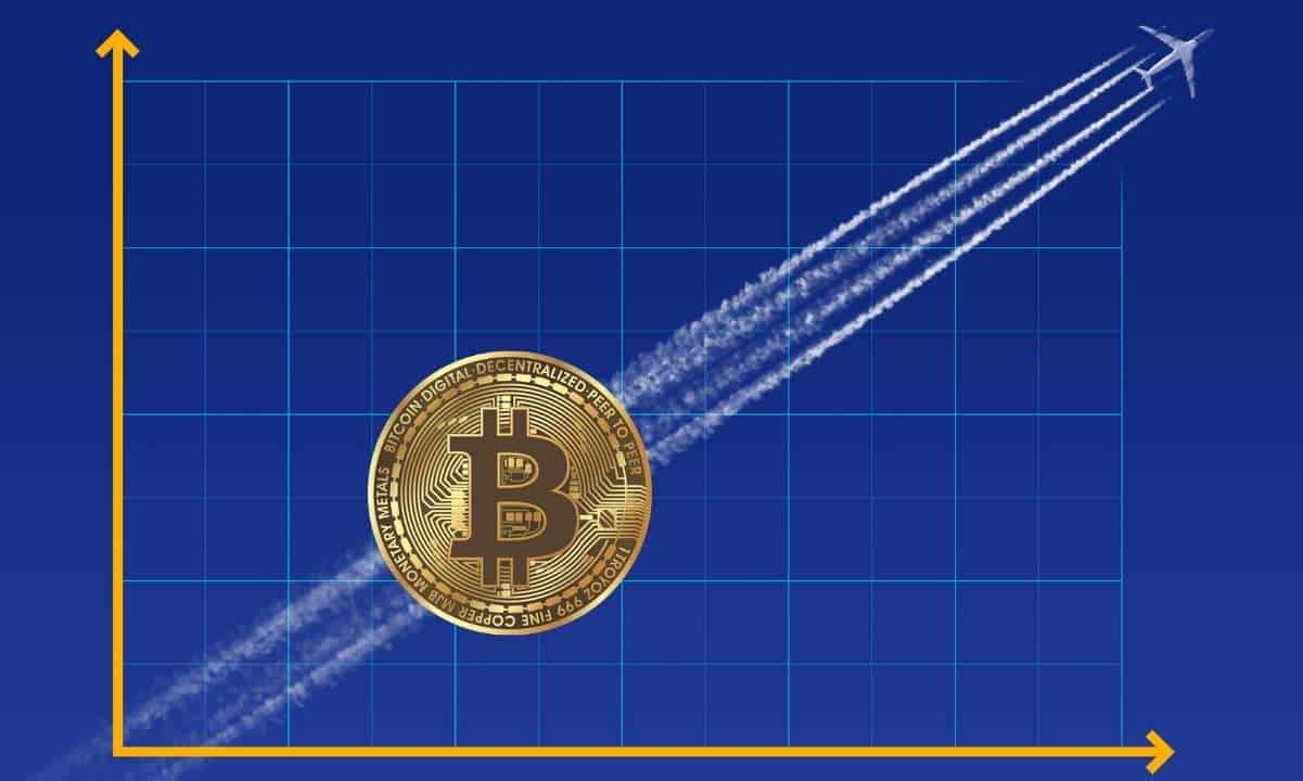 Bitcoin-price-more-likely-to-hit-$50k-than-$20k:-senior-bloomberg-strategist