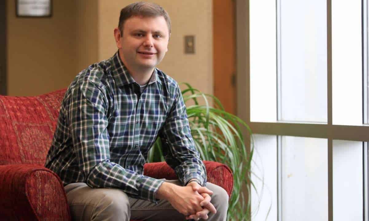 Blockone-cto-and-co-founder-dan-larimer-resigns:-eos-price-dumps-by-25%
