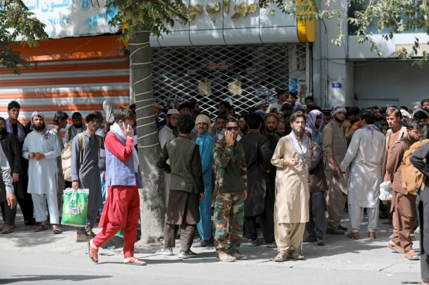 Bank-runners-in-afghanistan-see-no-cash,-sought-to-flee-the-country-after-taliban-takeover