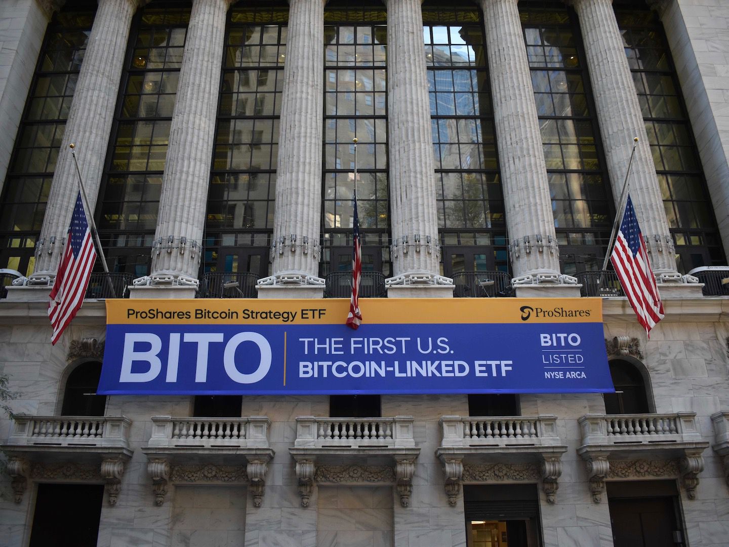 First-bitcoin-futures-etf-‘bito’-tops-$1b-trading-volume-on-first-day