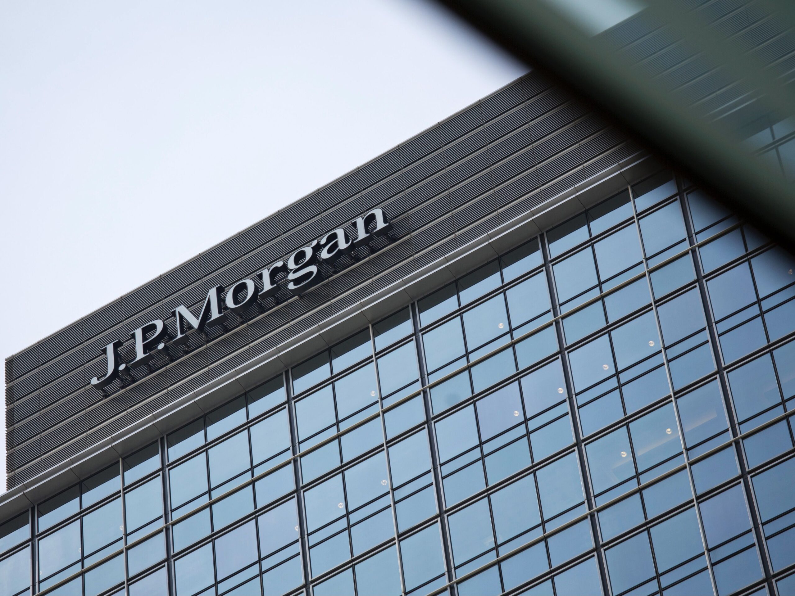 Informe-de-jpmorgan-afirma-que-las-cbdc-pueden-ahorrar-a-las-empresas-$100.000-millones-al-ano-en-pagos-transfronterizos