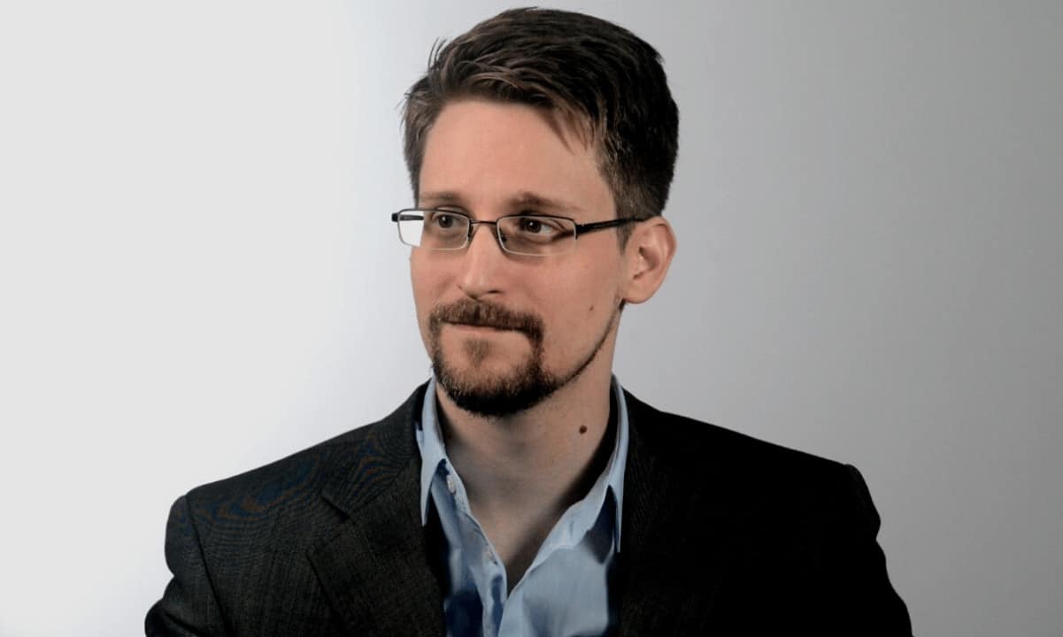 Edward-snowden-granted-citizenship-in-russia-by-vladimir-putin