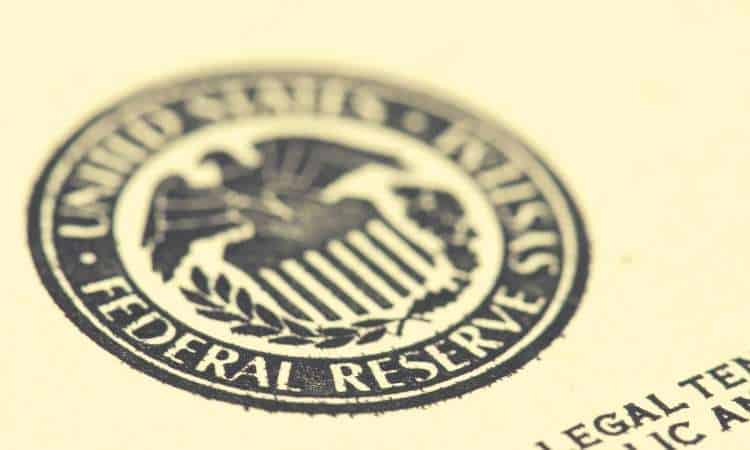 Banks-are-still-allowed-to-service-the-crypto-industry,-clarifies-federal-reserve