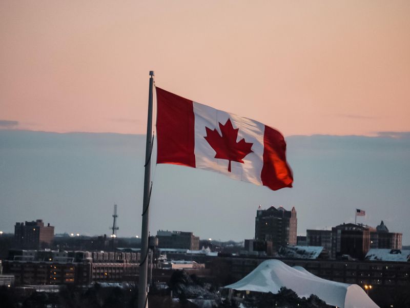 Coinbase-aims-to-stay-in-canada,-while-binance-looks-poised-to-exit-amid-regulatory-shakeup