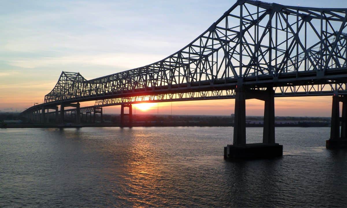 Indian-man-tried-to-jump-off-bridge-after-suffering-losses-in-crypto:-report