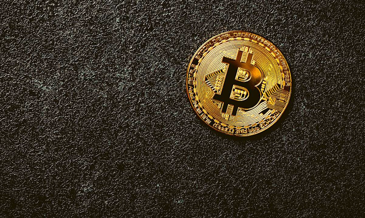 Bitcoin’s-fees-explode-amid-brc-20-memecoin-mania,-miners-benefit