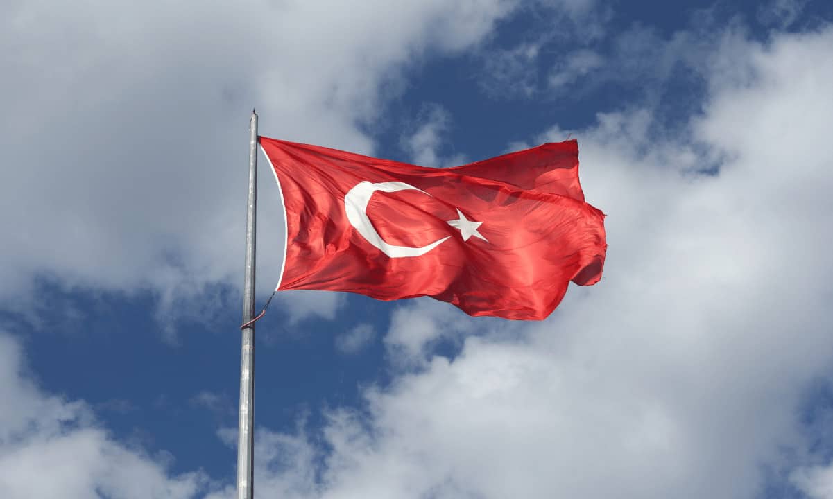 Turkey-residents-turn-to-crypto-amid-another-lira-collapse-(report)