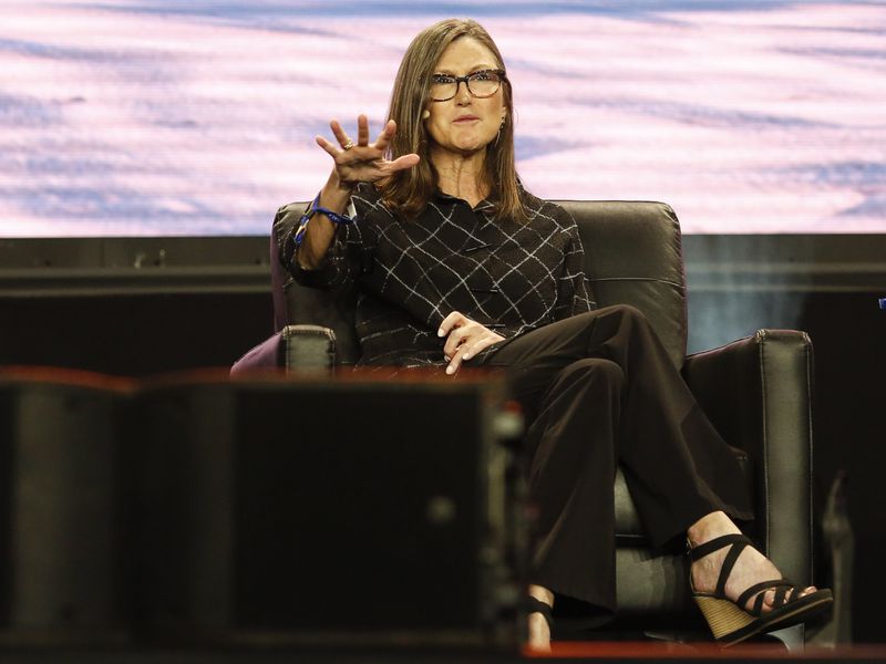 Cathie-wood-likes-bitcoin-as-both-deflationary-and-inflationary-hedge
