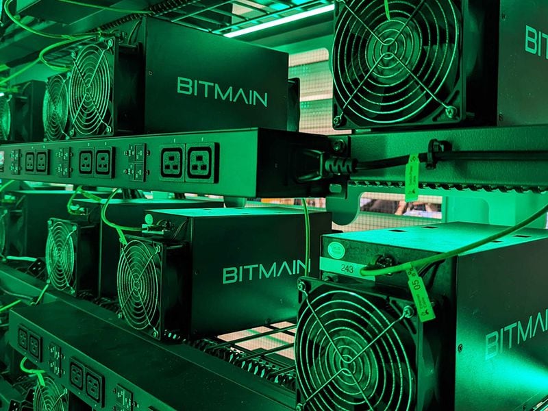 Antminer,-foundry-battle-in-hashrate-war-as-bitcoin-etf-nears