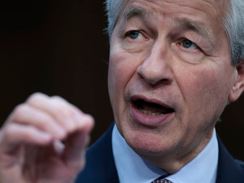 Jamie-dimon-defends-right-to-buy-bitcoin-even-though-he-never-will