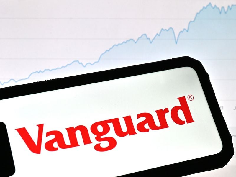 Vanguard-said-set-to-name-bitcoin-friendly-ex-blackrock-exec-as-ceo:-wsj