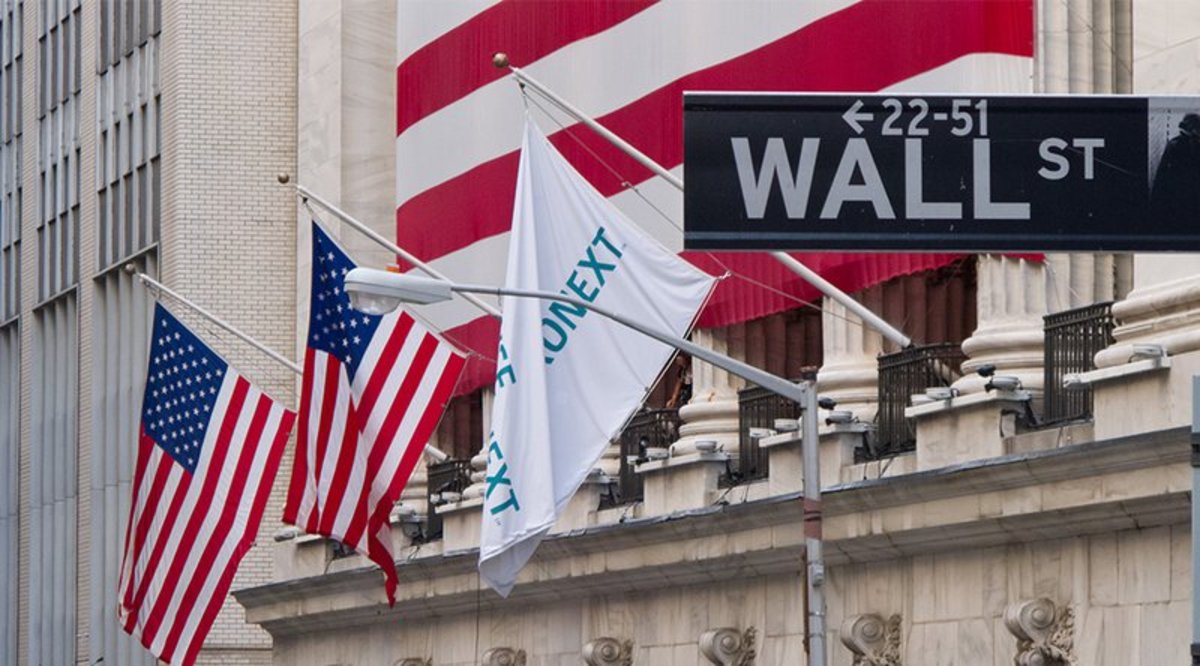 Spot-bitcoin-etfs-saw-$1.8b-in-inflows-last-week