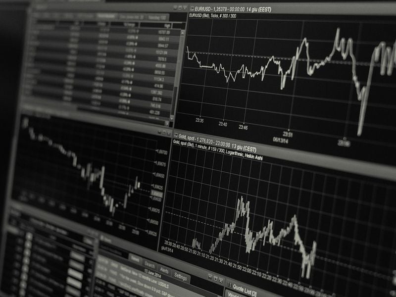 Bitcoin-flipflops;-matic,-link-surge-as-dim-market-action-continues